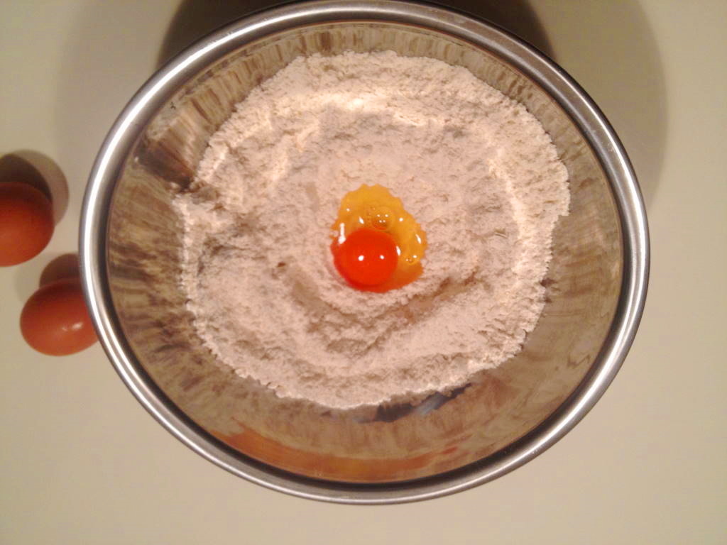 たこ焼き粉の中央に卵を1つ落とす